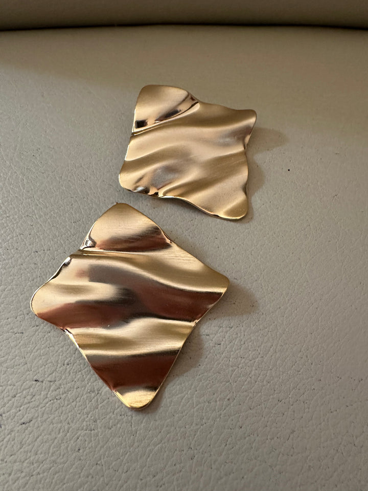 Wavy plate earrings