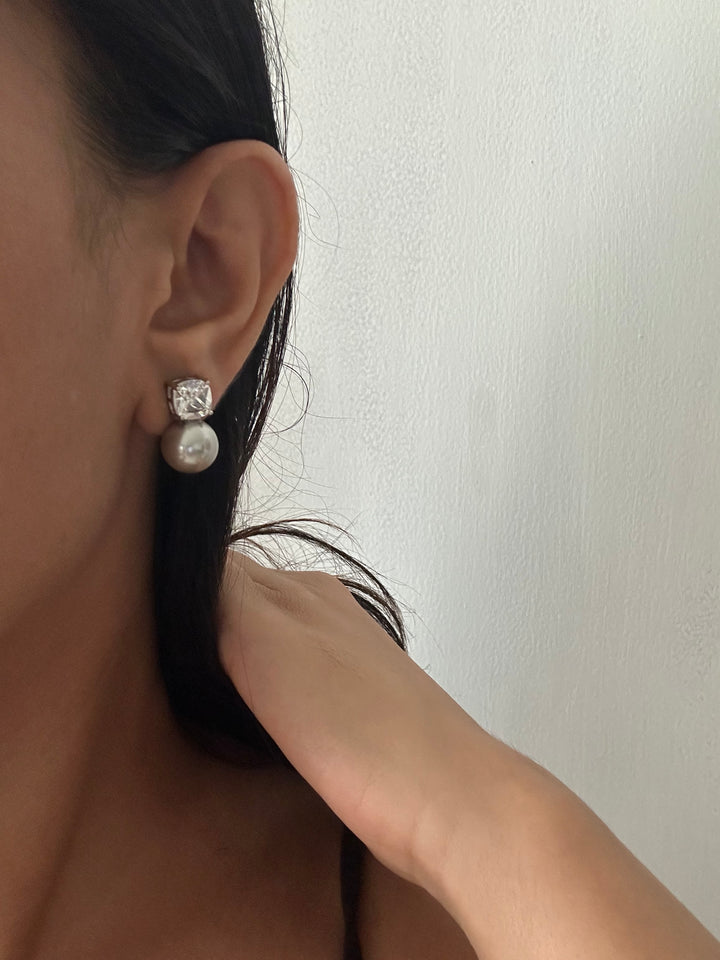 Insia pearl earrings