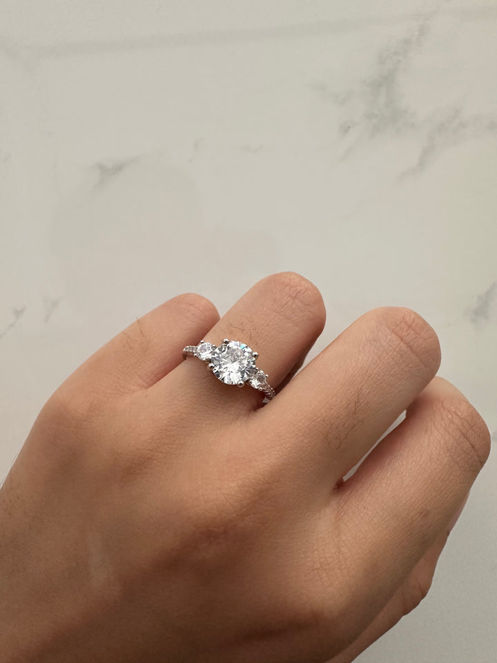 Classic solitare ring