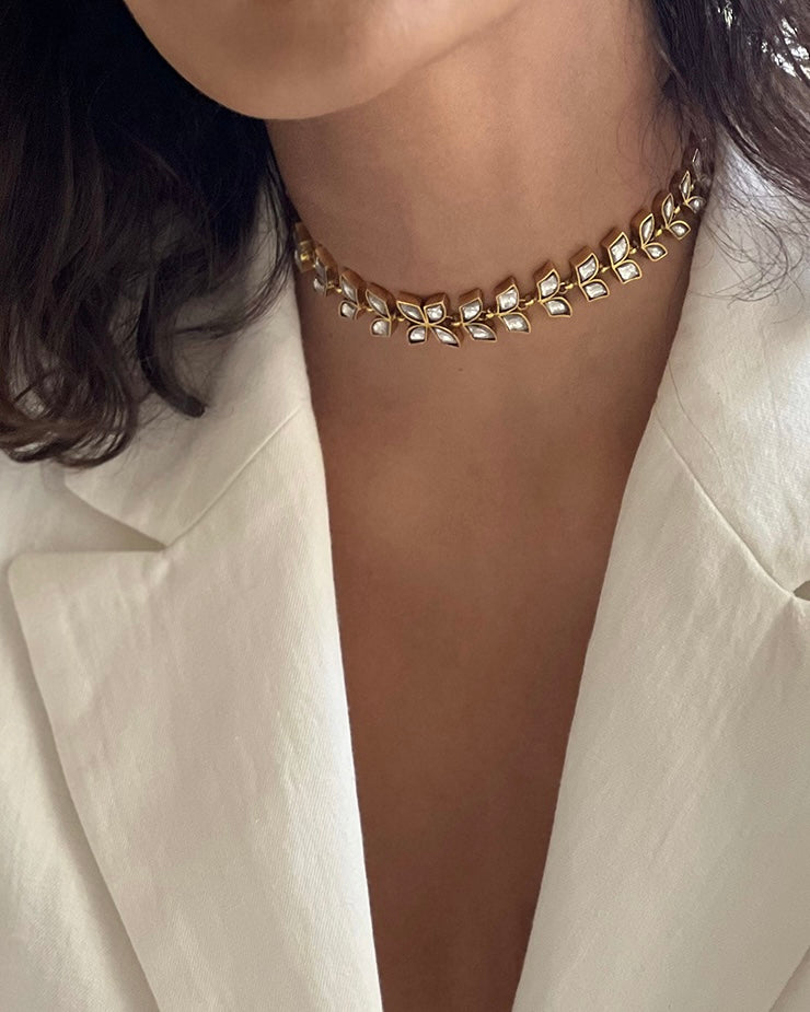 Lilly white necklace