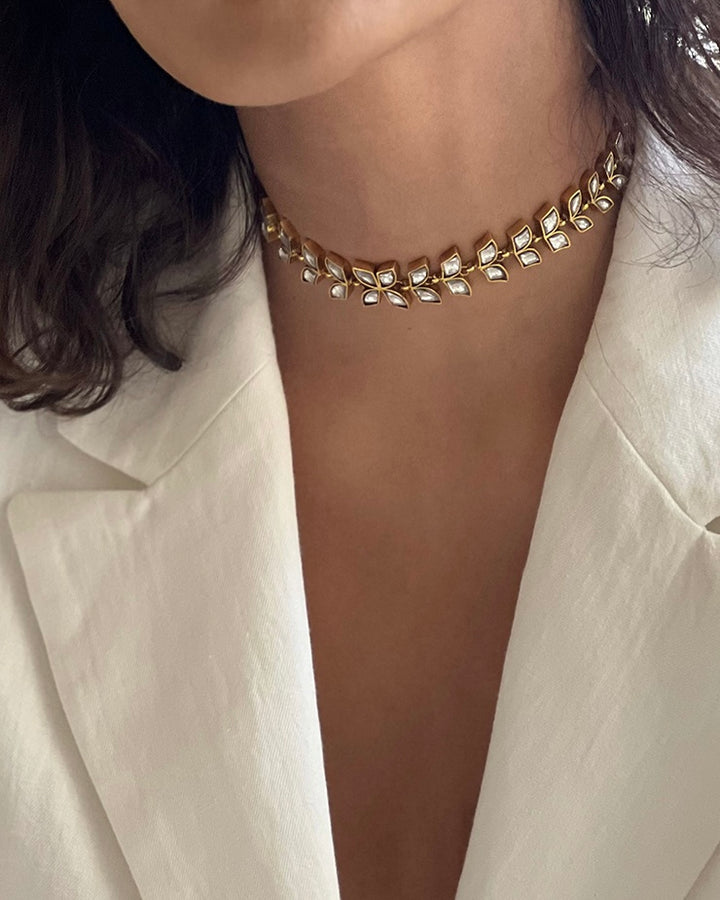 Lilly white necklace