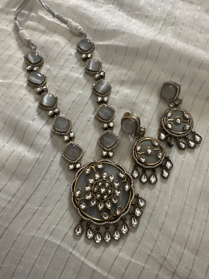 Bhav 11 necklace set