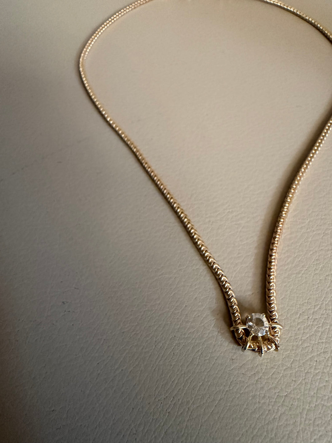 Elio prong necklace