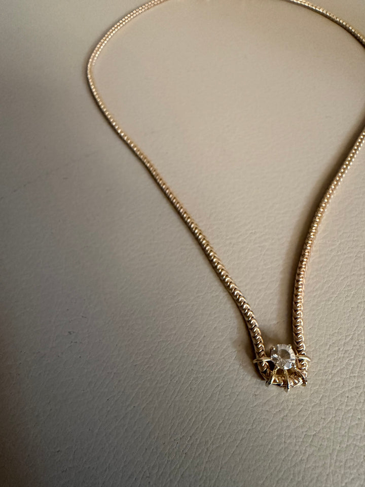 Elio prong necklace