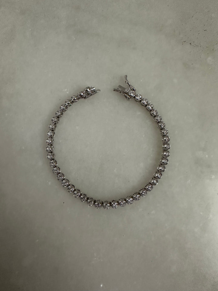 Round tennis bracelet