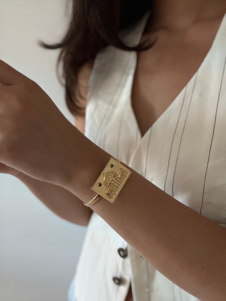 Umbrella court bracelet