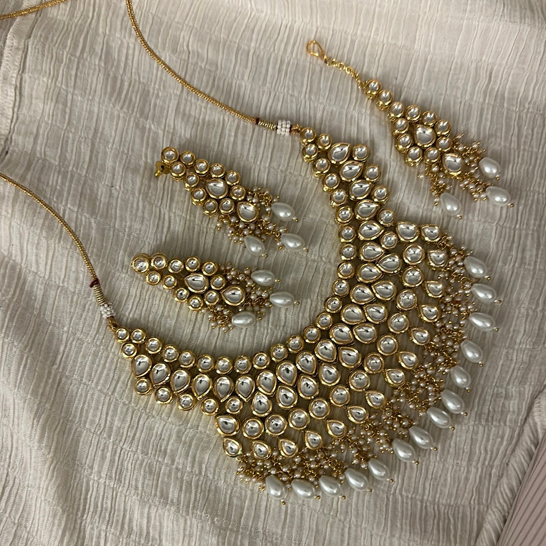 Raya Pearls Necklace Set