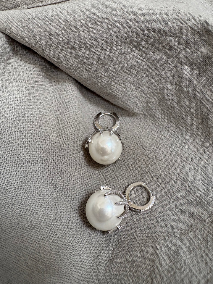 Prong pearl earrings