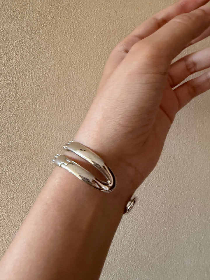 Ventral snake bracelet