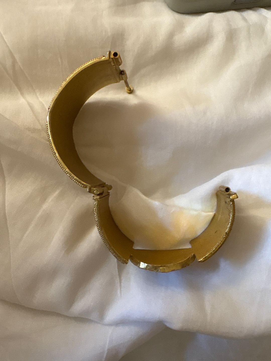 Sahan oval cuff bracelet