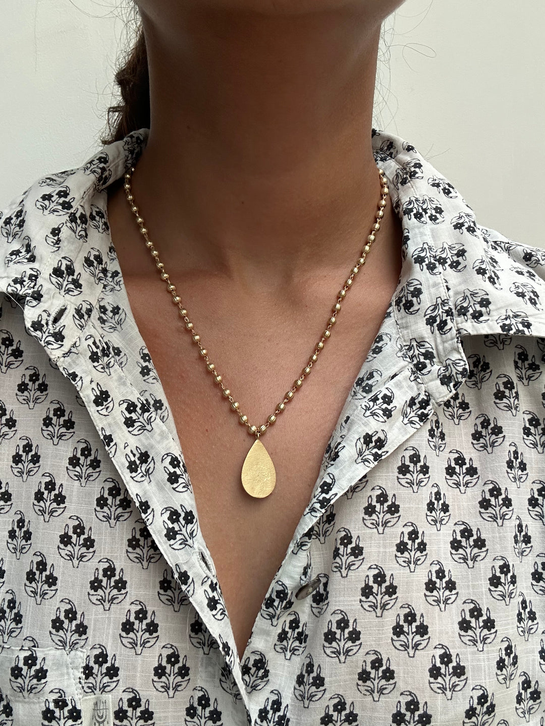 Cintra gold drop necklace