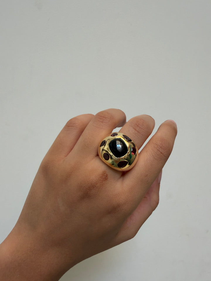 Garnet spinel ring