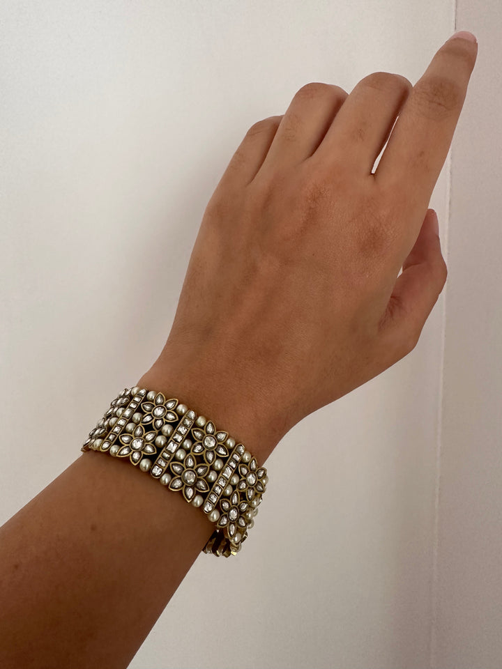 Flower pearl bracelet