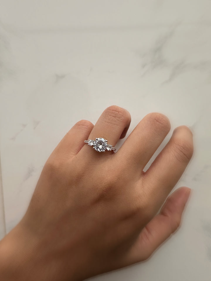 Classic solitare ring