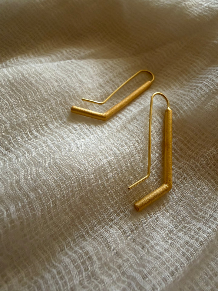 Agnus linear hook earrings