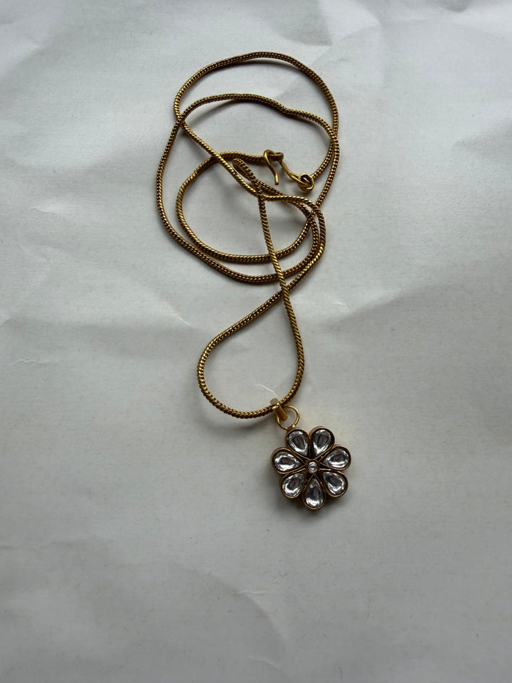 Daisy flower necklace