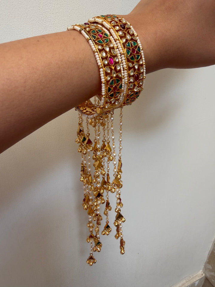 Pair of hanging bangle bracelet