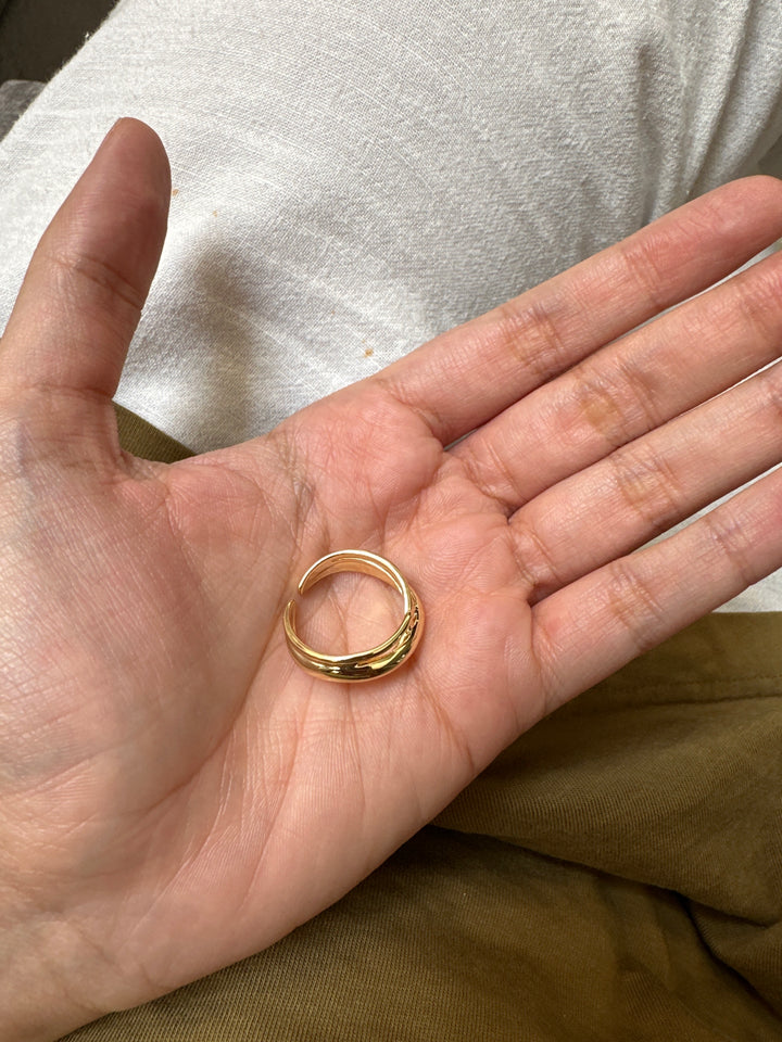 Criss cross ira ring