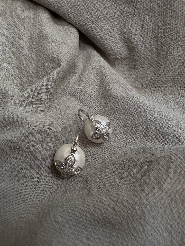 Lilly pearl earrings
