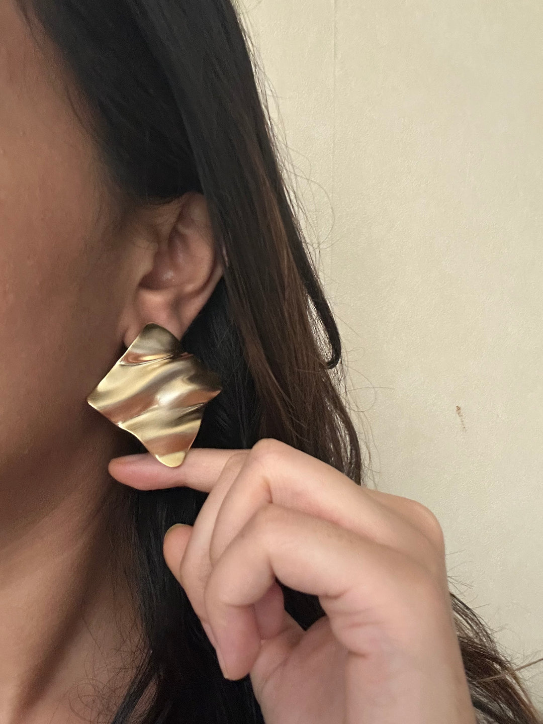 Wavy plate earrings
