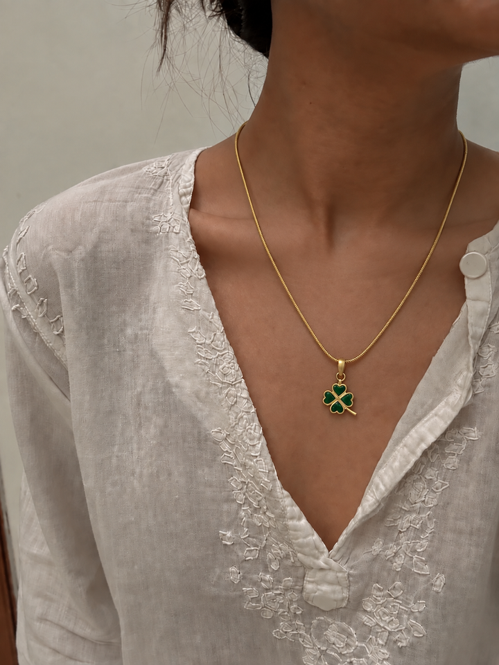 Puppy flower necklace