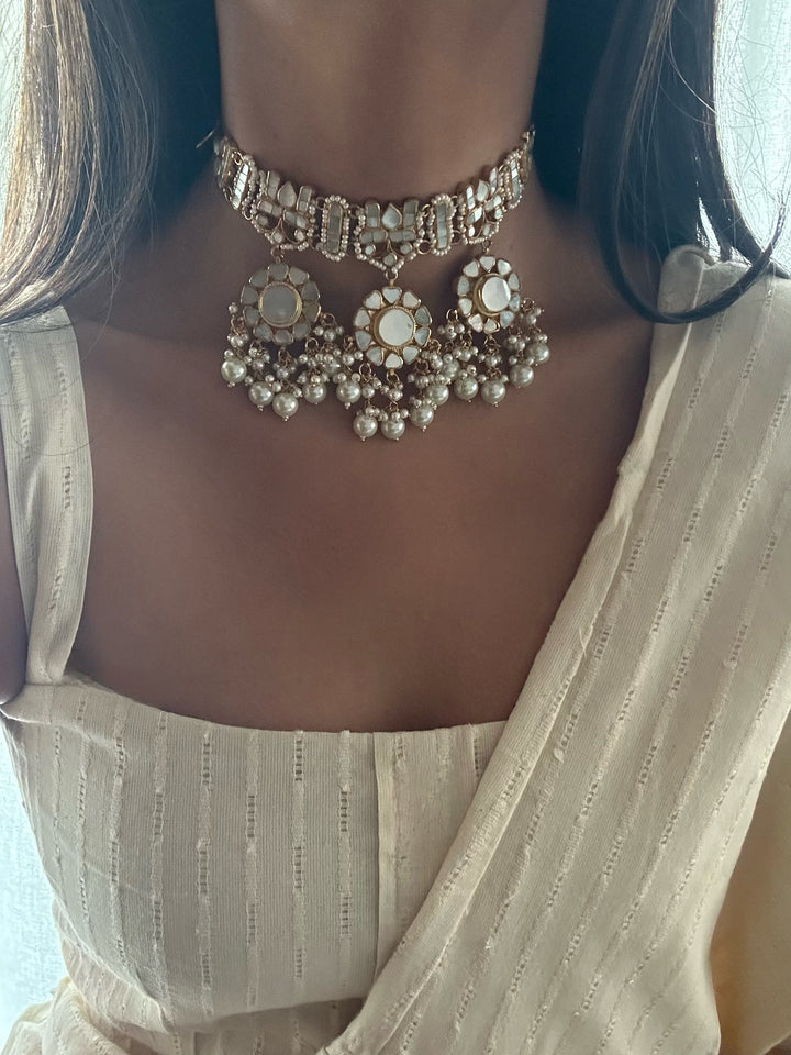 Lisa Milky Necklace