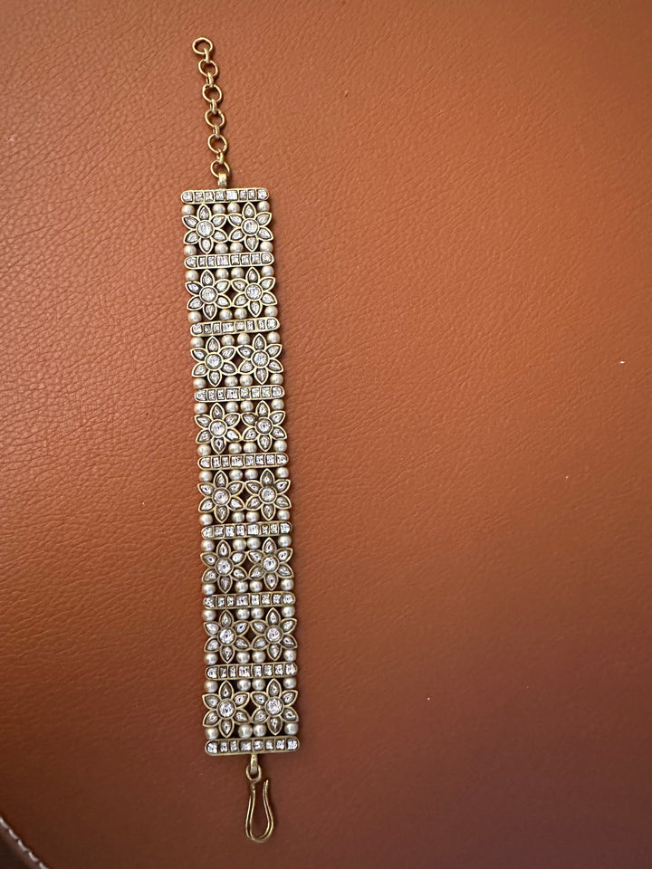 Flower pearl bracelet