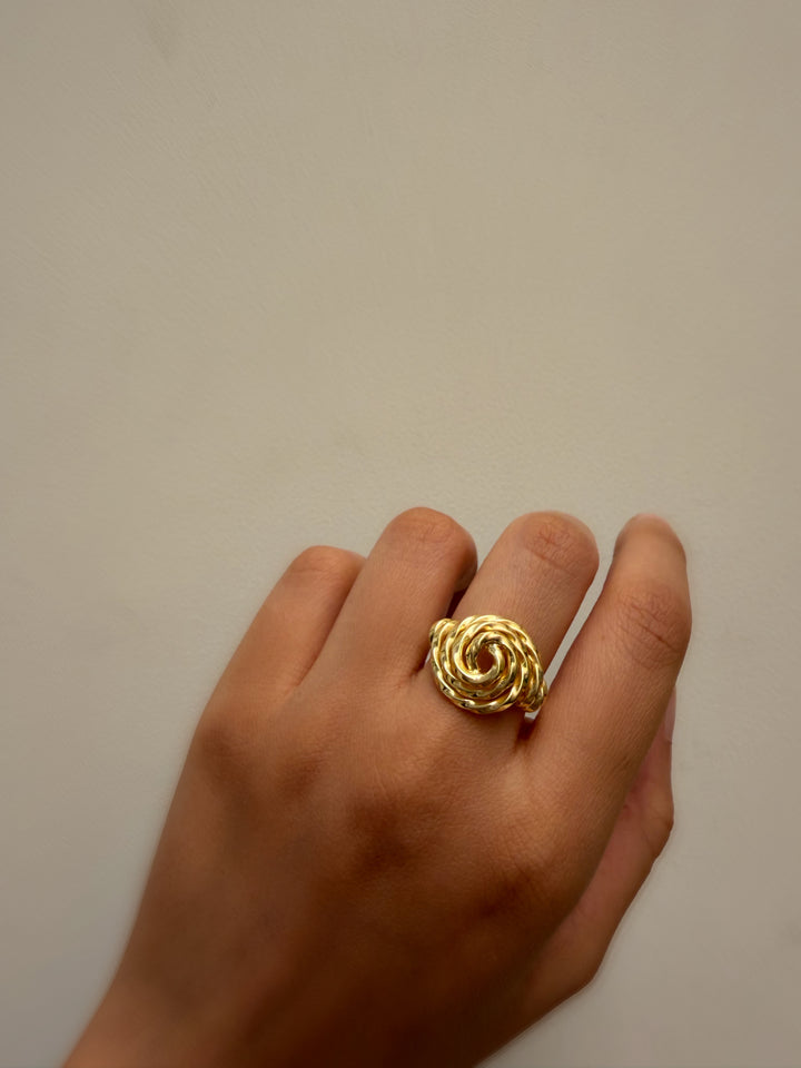 Swirl vintage ring