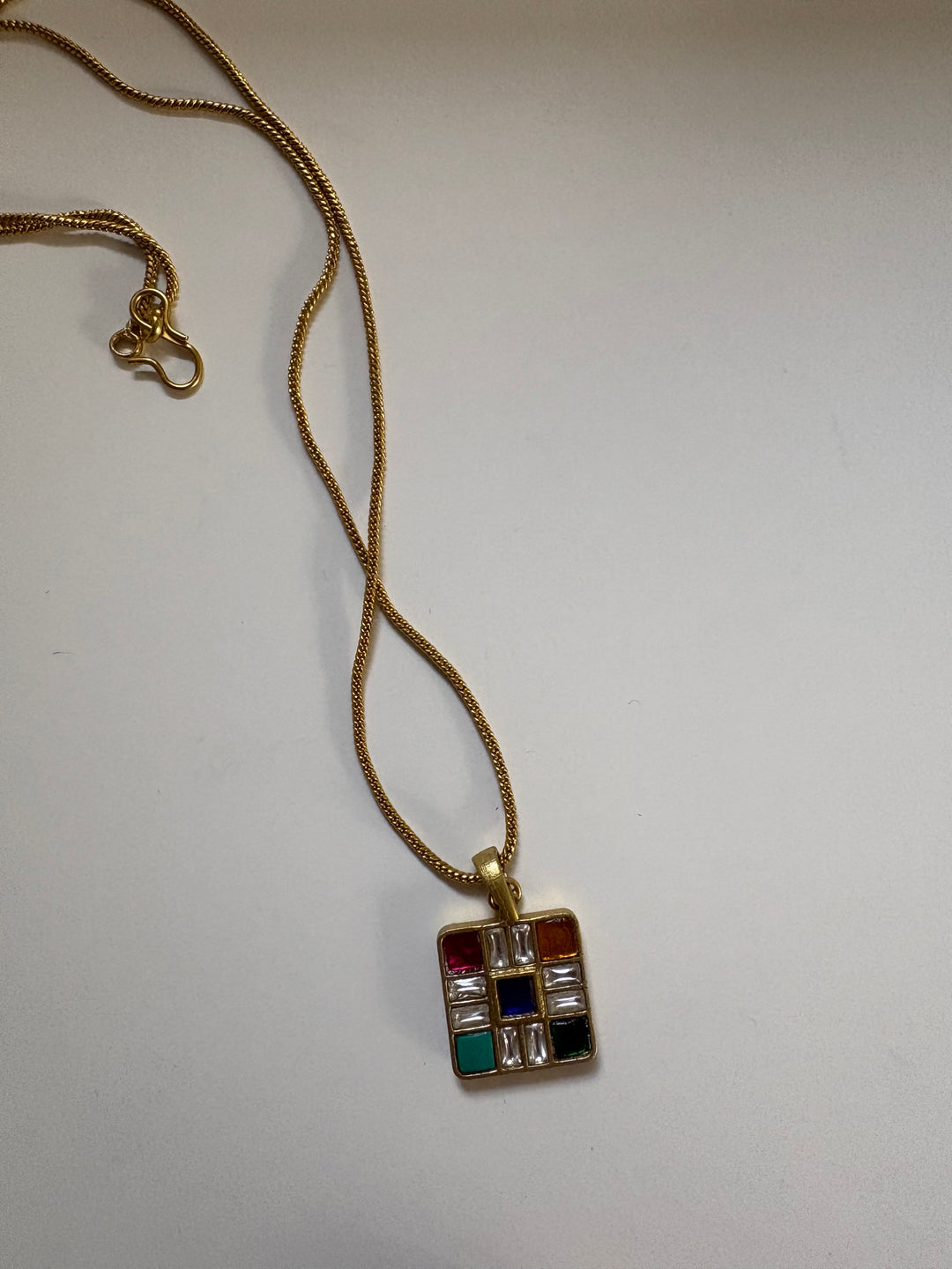 Checkered motif necklace