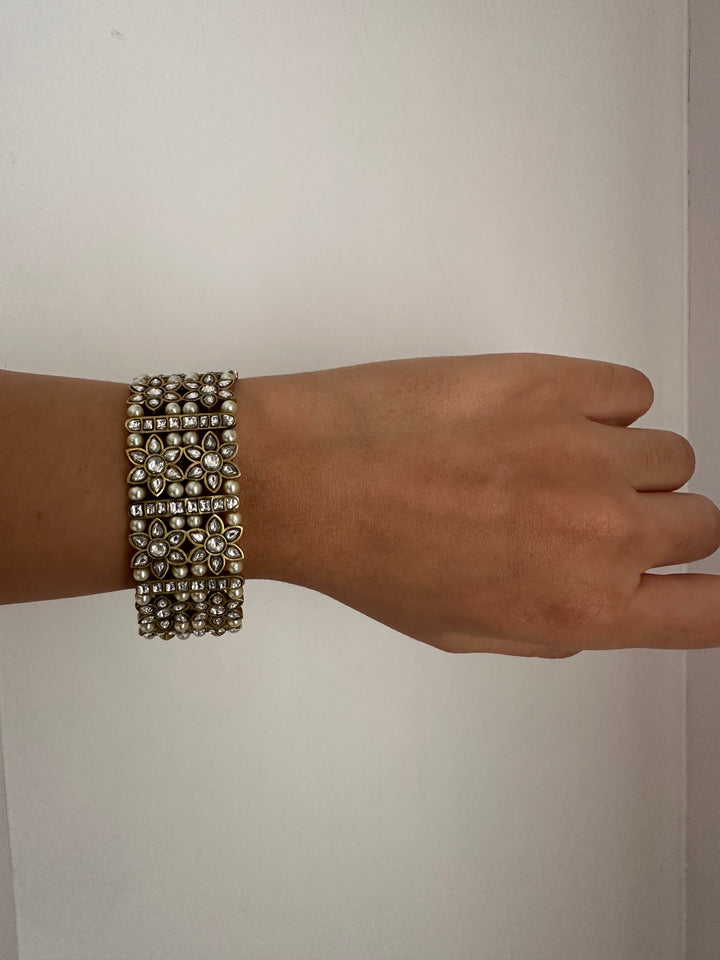 Flower pearl bracelet