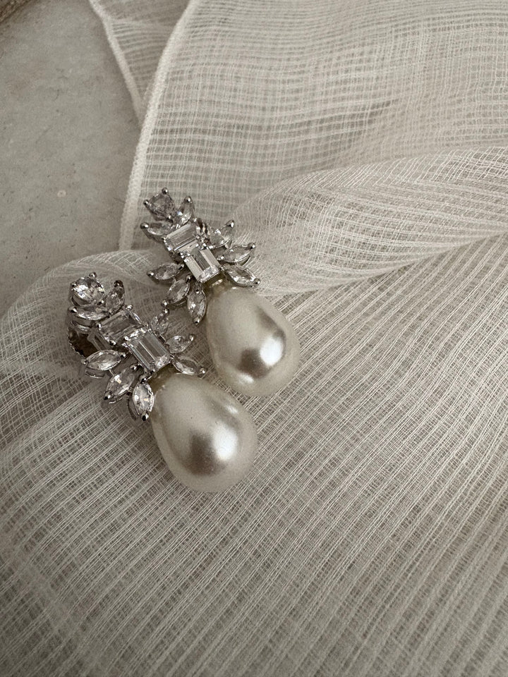 Pearl queen earrings