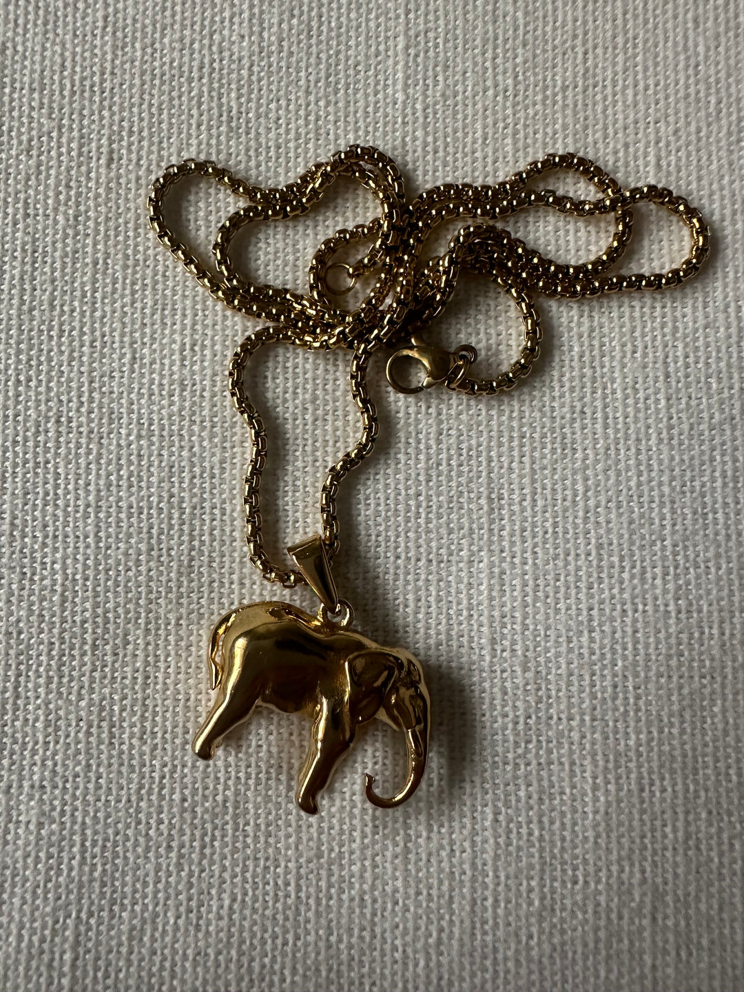 Elephant motif necklace