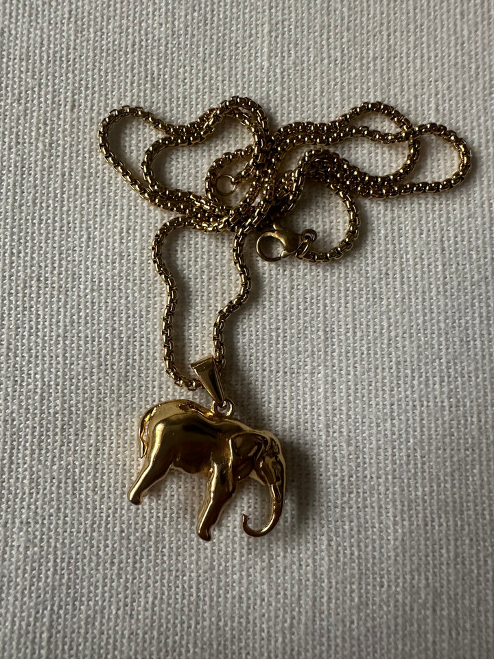 Elephant motif necklace