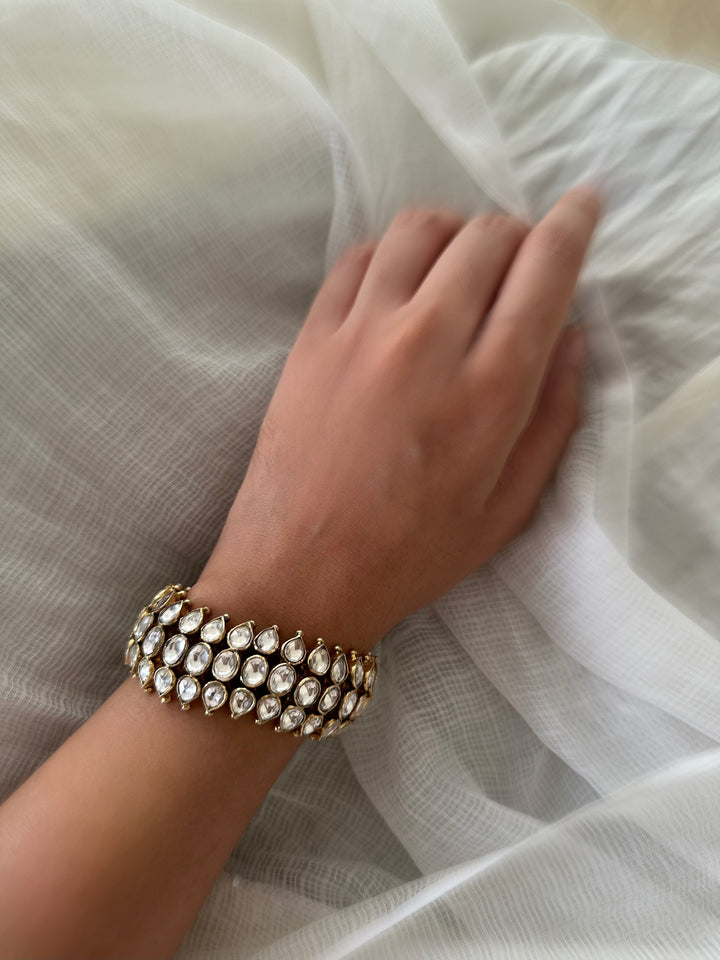 Flexible kundan bracelet