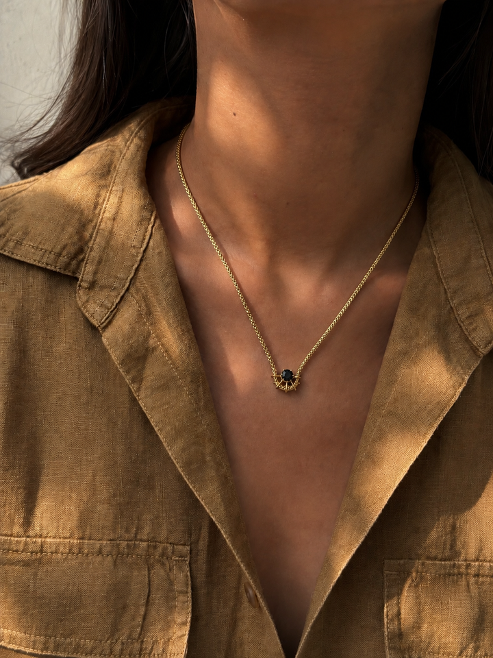 Elio prong necklace