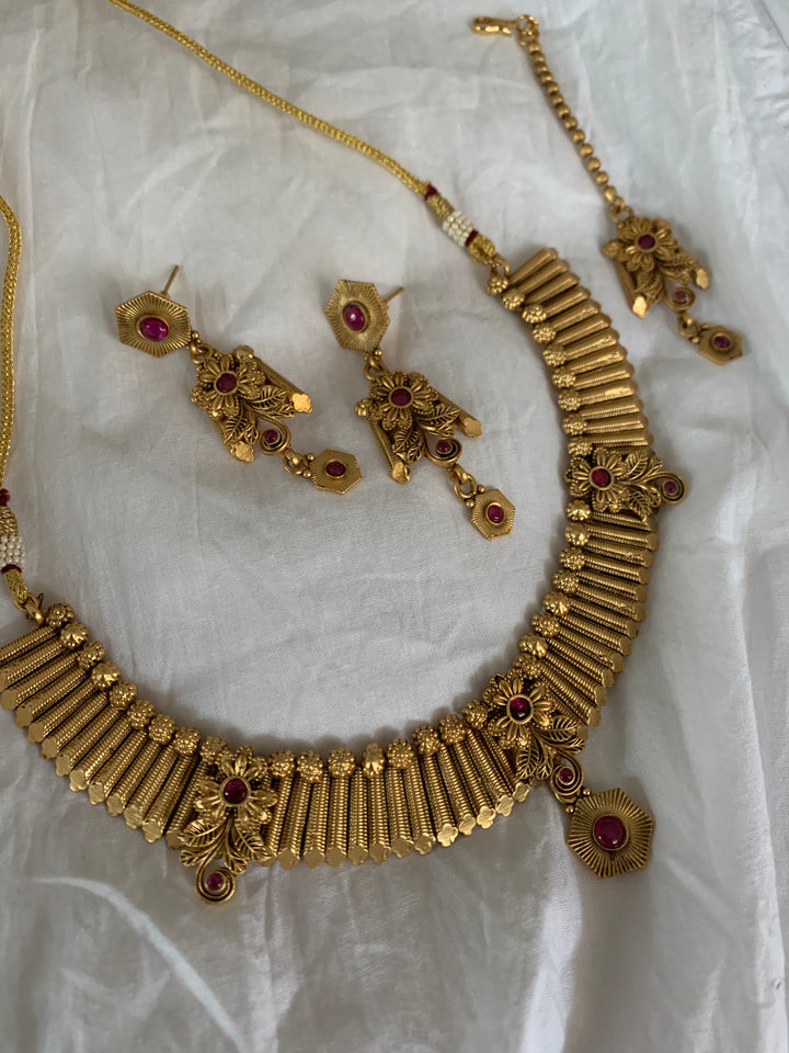 Soha Small Necklace Set